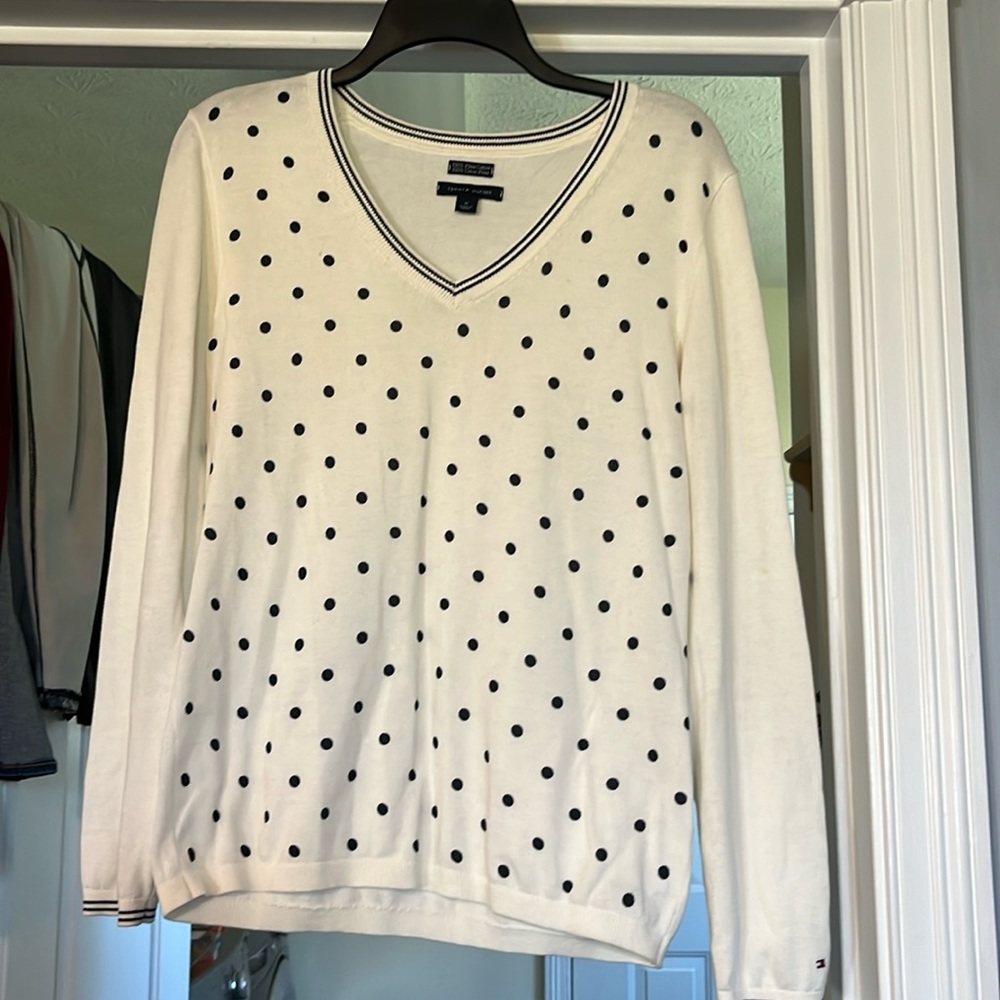 Tommy Hilfiger women’s v neck sweater size medium.